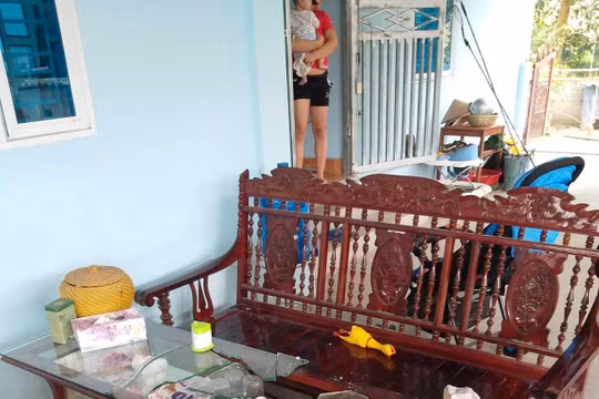 Uông Bí, Quảng Ninh: Doanh nghiệp nổ mìn làm đường, đá bắn thủng mái nhà dân