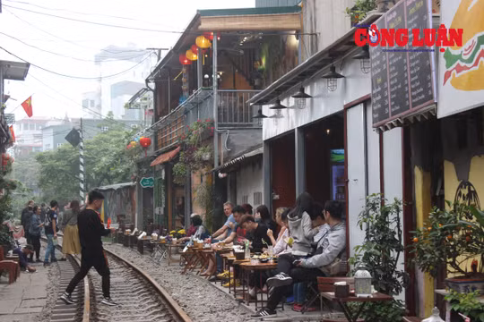 Hà Nội: Người dân đang đánh cược sinh mạng của mình với “Cafe đường tàu”
