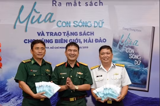 "Mùa con sóng dữ"- Những câu chuyện sâu sắc mà dung dị về biển đảo