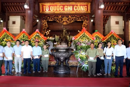 Báo Nhân Dân tặng quà thân nhân các liệt sĩ TNXP hy sinh ở Truông Bồn