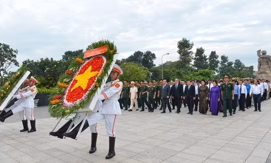 Lãnh đạo TP. HCM dâng hương tưởng niệm các Anh hùng liệt sĩ