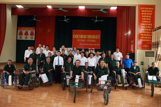 Bộ TT&TT thăm hỏi, tặng quà các anh hùng liệt sỹ và thương bệnh binh tỉnh Phú Thọ