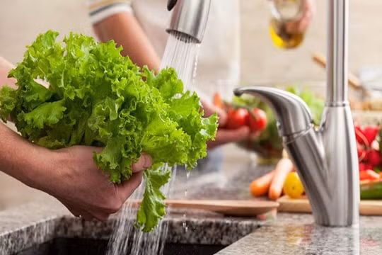 Hà Nội: Phát hiện nhiều mẫu thịt, rau củ quả nhiễm thuốc bảo vệ thực vật
