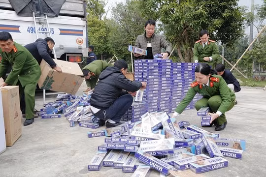 Hà Tĩnh: Bắt giữ 10.000 bao thuốc lá lậu trên đường đi tiêu thụ