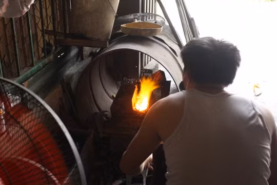 Nhọc nhằn mưu sinh bên “chảo lửa” giữa trưa hè