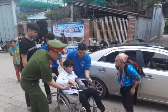 Sơn La: Nam sinh bị viêm màng não vẫn quyết ngồi xe lăn đi thi THPT quốc gia