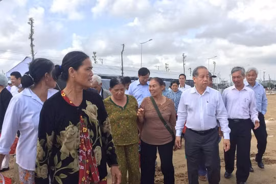 Chủ tịch tỉnh Thừa Thiên Huế tham quan nơi ở mới của các hộ bị giải tỏa