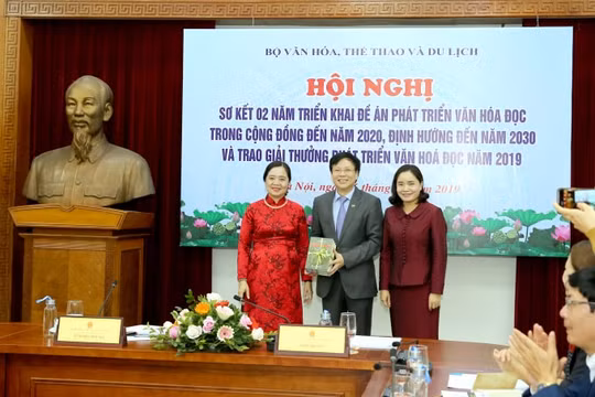 "Ở đâu có thư viện, có người cầm sách đọc ở đó có ánh sáng văn hóa..."