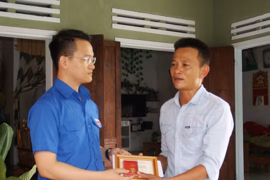 Đà Nẵng: Trao huy hiệu 'Tuổi trẻ dũng cảm' cho thanh niên cứu nhóm du khách gặp nạn