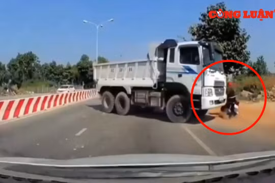 Video giao thông: Xe ben đi ngược chiều gây họa cho người lái xe máy