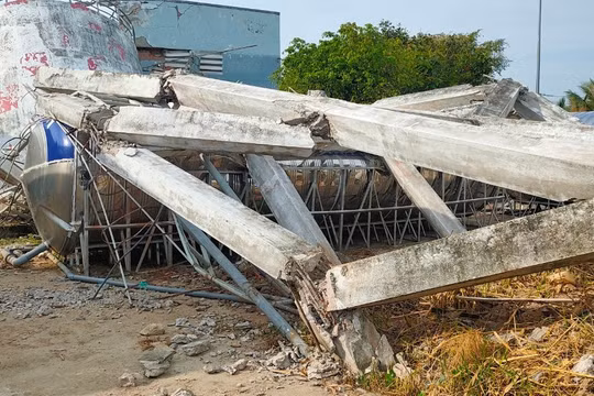Đài nước hàng trăm triệu đồng bị sập sau vài năm sử dụng