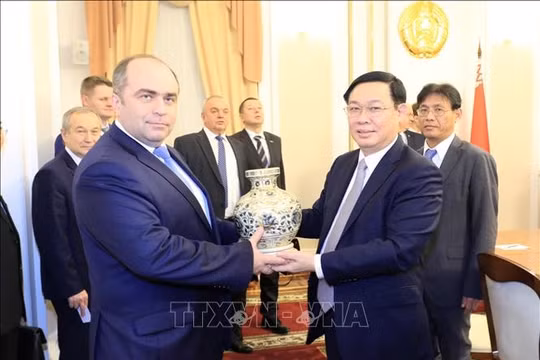 Phó Thủ tướng Vương Đình Huệ hội đàm với Phó Thủ tướng Chính phủ Belarus
