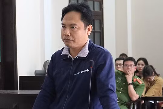 Nghệ An: Bác sĩ to tiếng tát bay kính nữ thư ký tòa