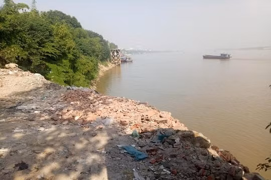 Điều tra, xử lý nghiêm việc ngang nhiên đổ phế thải lấn chiếm sông Hồng