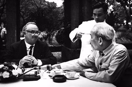 Nhà báo Wilfred Burchett và mối duyên tình với đất nước Việt Nam