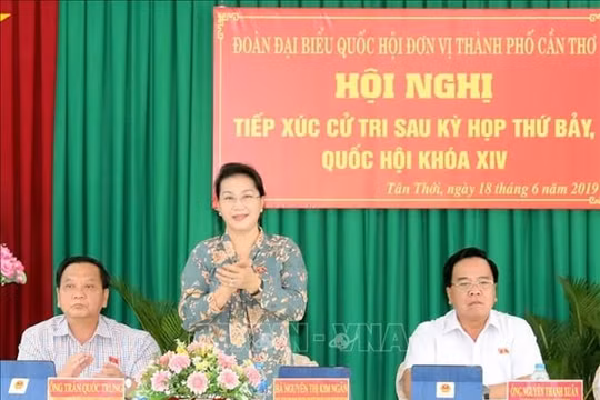 Chủ tịch Quốc hội tiếp xúc cử tri thành phố Cần Thơ