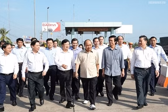 Thủ tướng thị sát tiến độ thi công dự án cao tốc Trung Lương - Mỹ Thuận