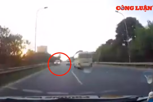 Video giao thông: Tài xế taxi liều mạng chạy ngược chiều trên Đại lộ Thăng Long