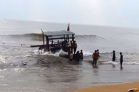 Kịp thời ứng cứu 3 ngư dân trên tàu cá bị chìm trên biển Hà Tĩnh
