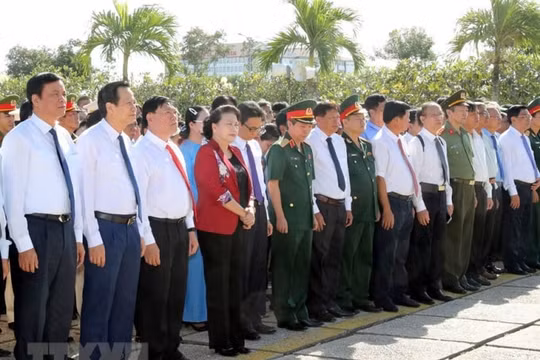 Chủ tịch Quốc hội dâng hương tưởng niệm các Anh hùng Liệt sĩ tại Vĩnh Long