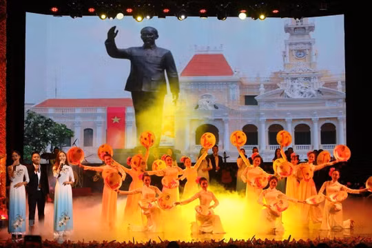 “Sáng mãi tên Người - Hồ Chí Minh”