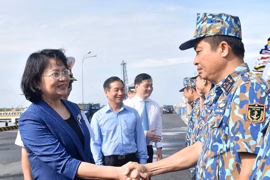 Phó Chủ tịch nước thăm, tặng quà Vùng 2 Hải quân