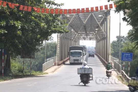Phú Thọ: Cấm các loại phương tiện có trọng tải từ 18 tấn trở lên qua cầu Phong Châu