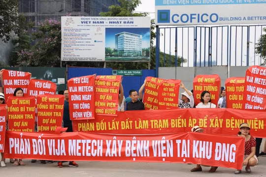 Cư dân khu đô thị Ngoại giao đoàn căng băng rôn phản đối điều chỉnh quy hoạch