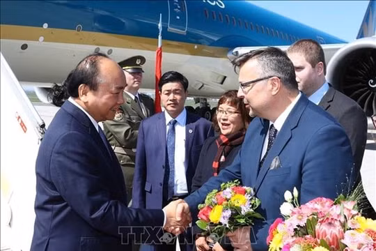 Thủ tướng Nguyễn Xuân Phúc đến Praha, bắt đầu thăm chính thức Cộng hòa Czech