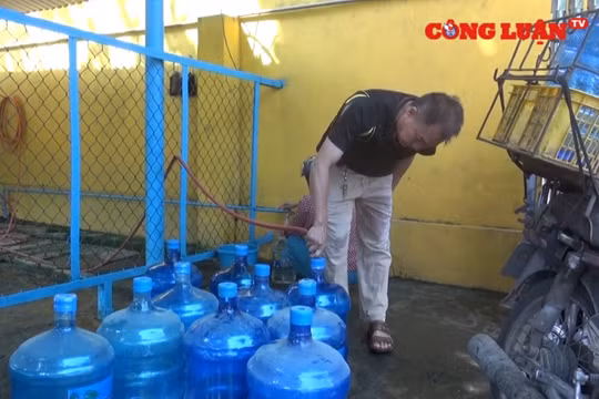 Nước sông Đà nhiễm dầu: Người dân xếp hàng chờ lấy nước miễn phí