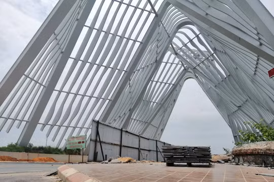 Nhếch nhác cổng chào tỉnh Quảng Ninh