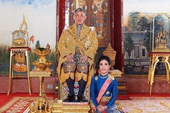 Quốc vương Thái Lan bất ngờ tước mọi danh hiệu của Hoàng quý phi Sineenat Wongvajirapakdi