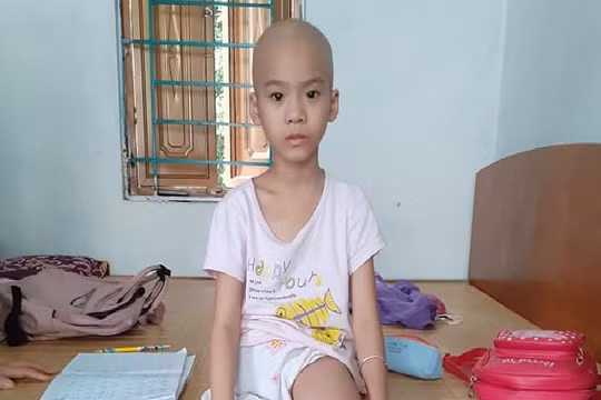 Xót xa bé gái 7 tuổi bị cắt bỏ một chân do mắc bệnh ung thư xương