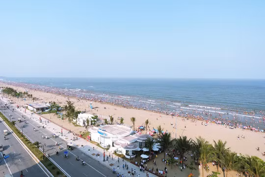 Đón hơn 70 vạn lượt khách trong Đại lễ, du lịch Sầm Sơn “bội thu”