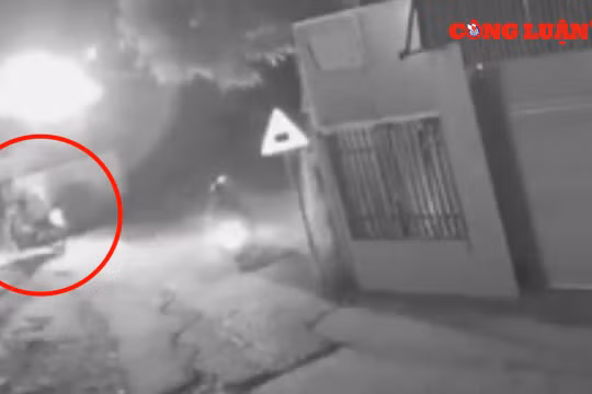 Video giao thông: Khoảnh khắc 2 người thương vong vì đi qua đường tàu không quan sát