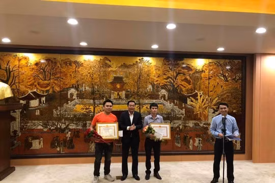 Hà Nội khen thưởng phóng viên và quần chúng dũng cảm bắt cướp