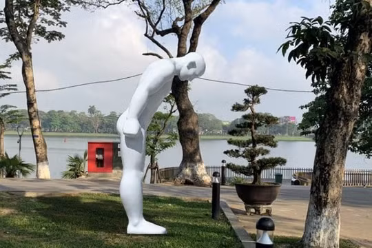 Hàn Quốc trao tặng bức tượng khổng lồ “Người đàn ông cúi chào”