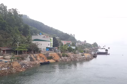 Quảng Ninh: Tái diễn đổ thải lấn biển trái phép tại Vân Đồn