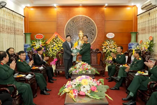 Đoàn công tác Hội Nhà báo Việt Nam thăm, chúc mừng Sư đoàn 312 nhân Kỷ niệm 75 năm thành lập QĐNDVN