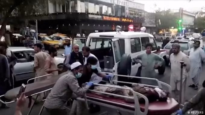 Các vụ nổ làm rung chuyển sân bay Kabul khi các cuộc sơ tán tiếp tục. Ảnh: Reuters