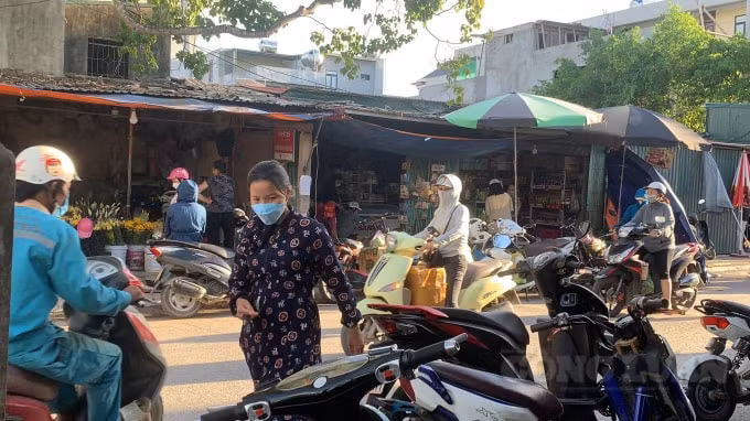 Theo nhiều tiểu thương chia sẻ, những ngày này, người dân ra đường mua sắm 