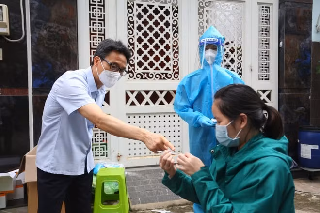 Phó Thủ tướng Vũ Đức Đam hướng dẫn người dân tự test nhanh COVID-19.