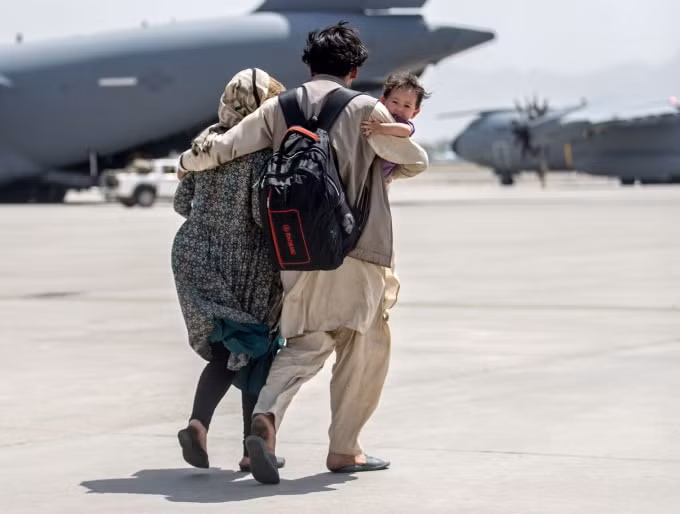 Taliban cảnh báo và ngăn cấm những người Afghanistan rời khỏi đất nước - Ảnh: Reuters