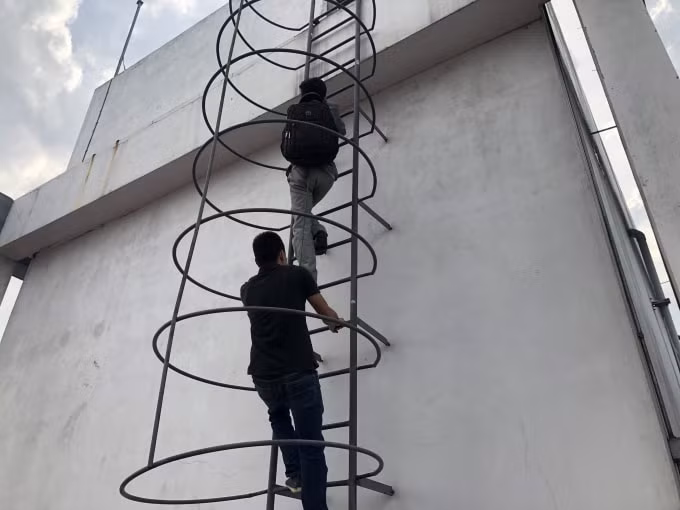 Đối tượng Nhàn sau khi đến các tòa nhà chung cư leo lên nóc tòa nhà đã mang kìm, cưa ra cắt dây đồng chống sét của tòa nhà rồi cuộn lại cho vào balo để mang đi bán sắt vụn.