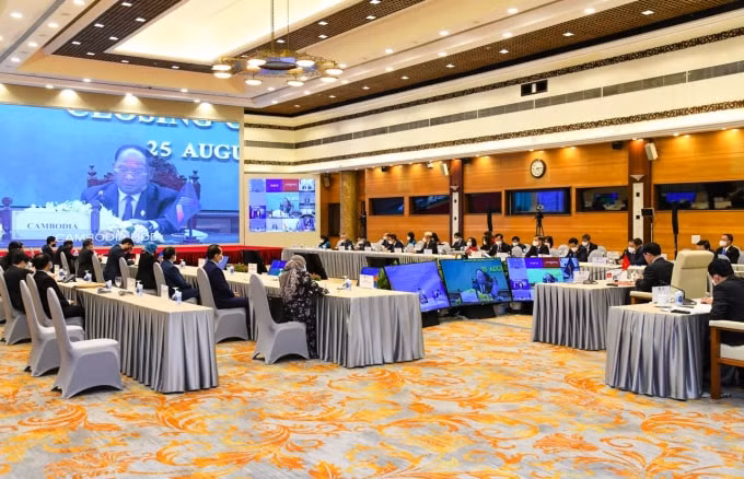 Chủ tịch Đại hội đồng AIPA-43, Chủ tịch Quốc hội Vương quốc Campuchia Heng Samrin phát biểu tại phiên họp.
