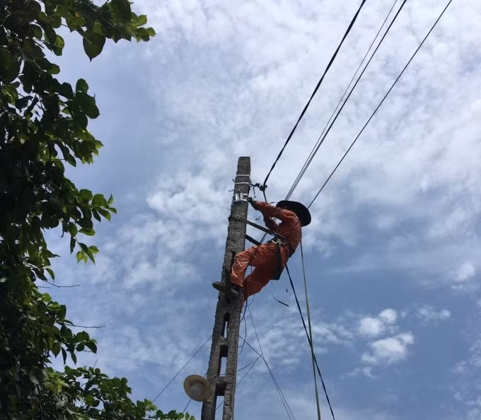 Công nhân ngành Điện lực Vĩnh Phúc đang triển khai công việc trong điều kiện thời tiết khắc nghiệt.