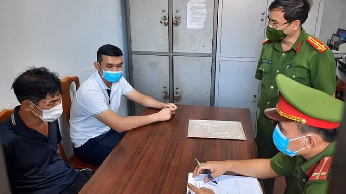 Lãnh đạo Công an huyện Bố Trạch (Quảng Bình) đấu tranh với đối tượng Hồ Văn Long (áo đen).