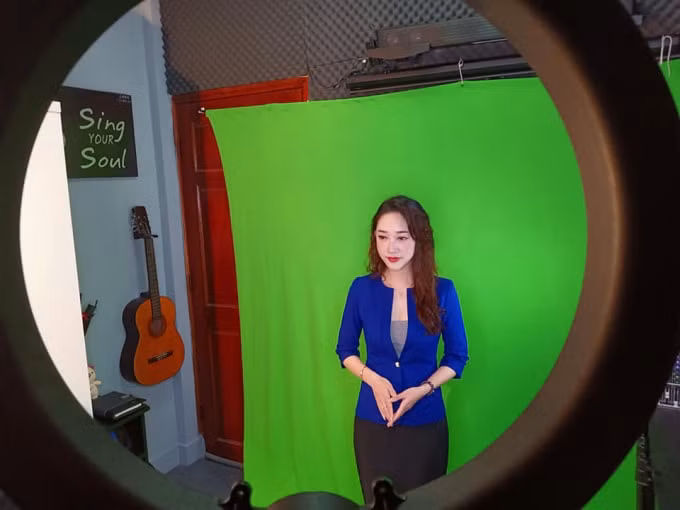 Phim trường được thiết kế, bố trí khá cẩn thận để Bích Ngân có thể làm việc một cách hiệu quả tại nhà trong thời điểm giãn cách