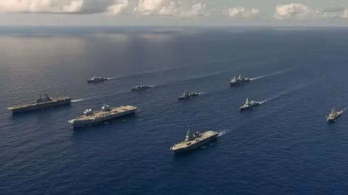 Hàng trước từ trái sang, tàu tấn công đổ bộ USS America, tàu sân bay HMS Queen Elizabeth của Anh và tàu khu trục trực thăng JS Ise của Nhật Bản dẫn đầu một đội hình tàu trong cuộc diễn tập được tổ chức ngoài khơi phía nam Okinawa. Ảnh: Hải quân Hoàng gia Anh