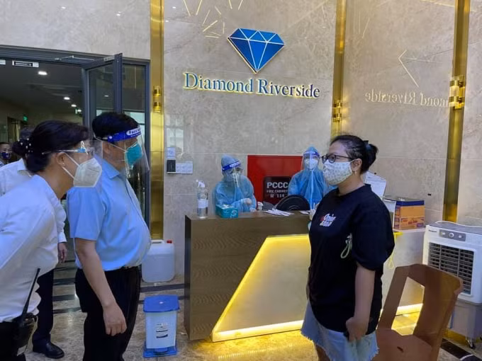 Bộ trưởng Nguyễn Thanh Long đi kiểm tra công tác phòng, chống dịch tại TP. Hồ Chí Minh (ảnh TL).